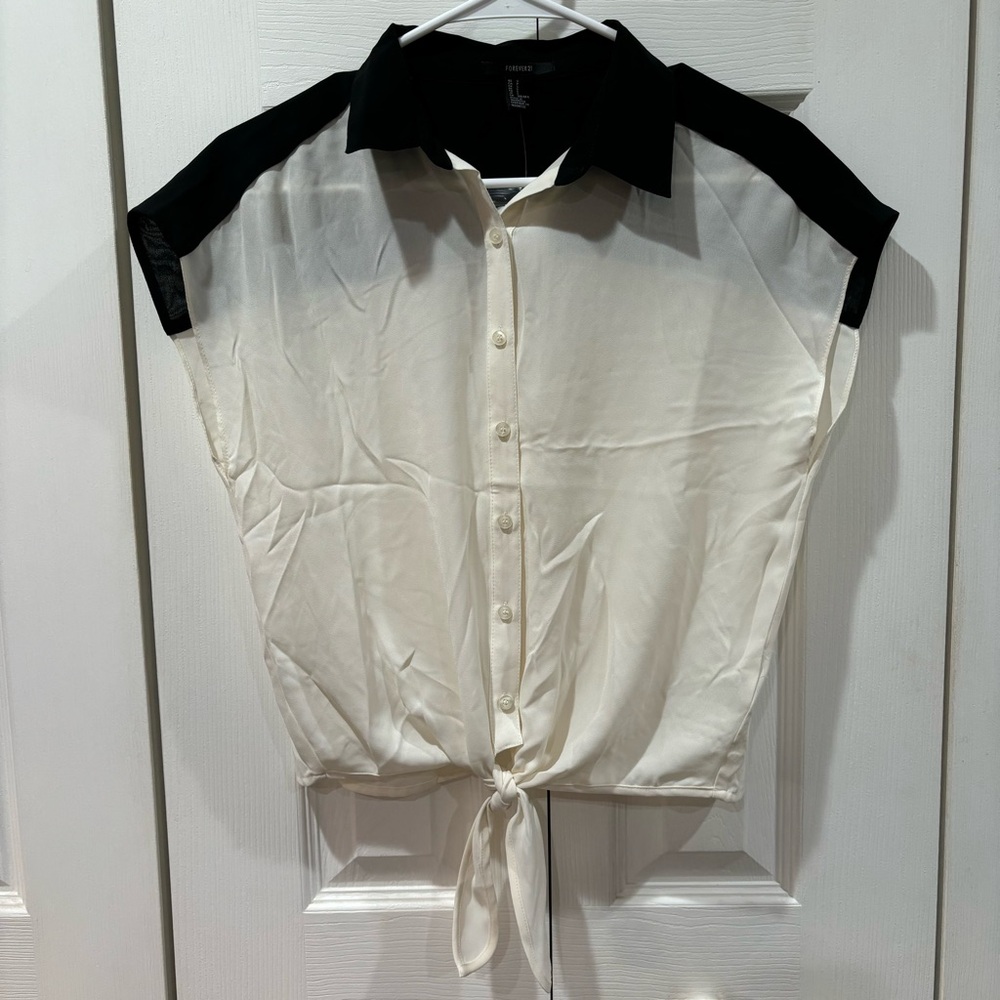 FOREVER 21 Women’s NWT Two-Tone Button Down Blouse - white & black, size S